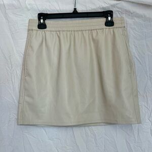 Women’s Aritzia Babaton cream colored mini skirt size medium